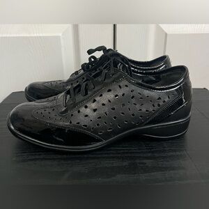 Ros Hommerson Womens Casual Shoe Sz 11.5 W Black Sealed Perforated Leather